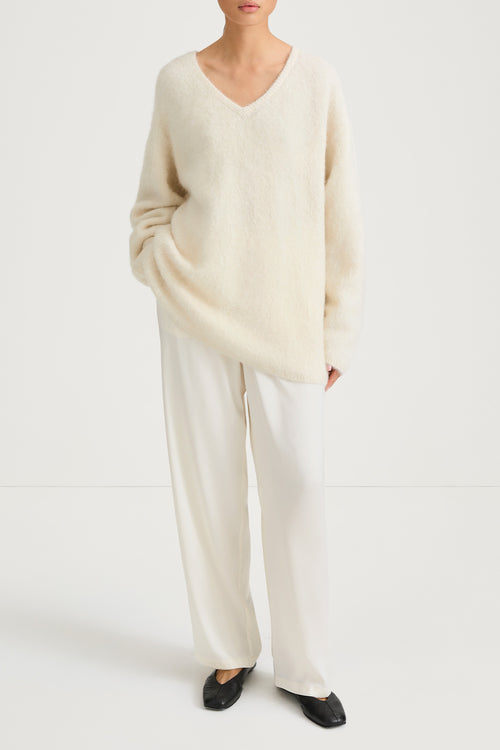 white alpacka v-neck sweater stylein liora model image