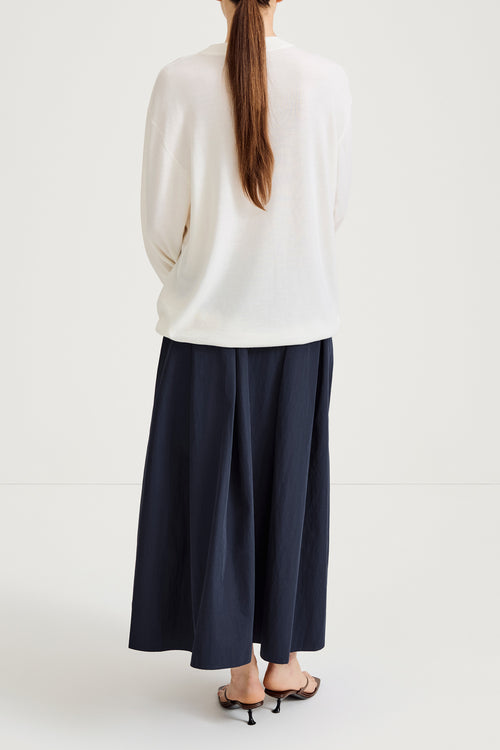 White sweater crew neck stylein hera back model image