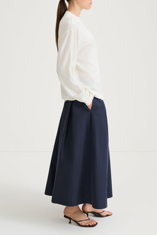 White sweater crew neck stylein hera side model image