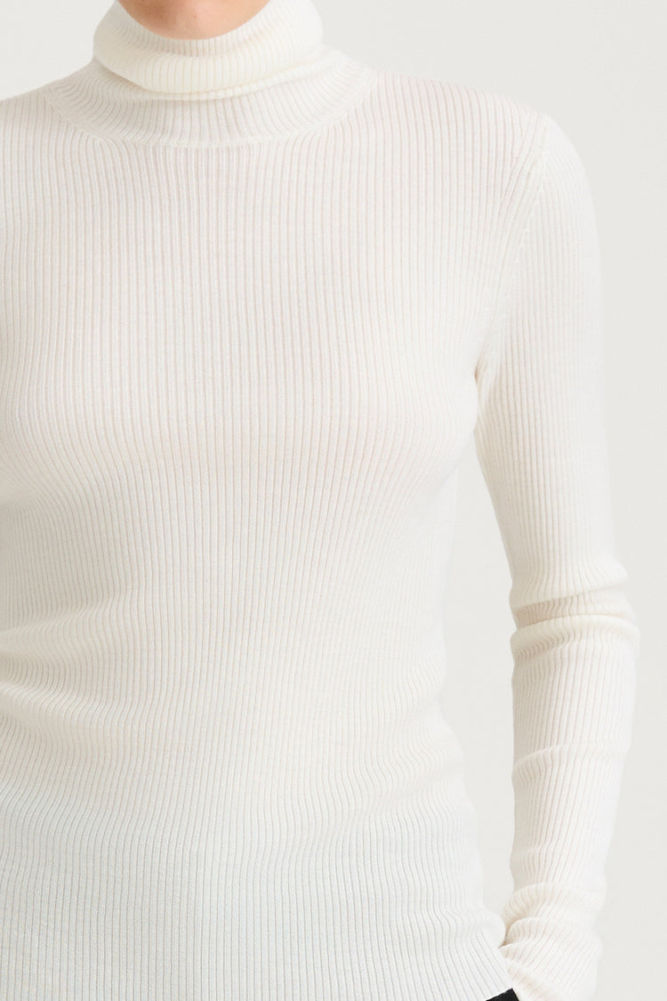 white turtleneck knitted sweater stylein helea detail