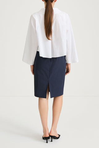 White v-neck shirt stylein jaylene back model image