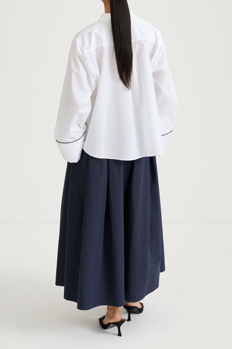 White wide sleeve shirt stylein jovanna back model image