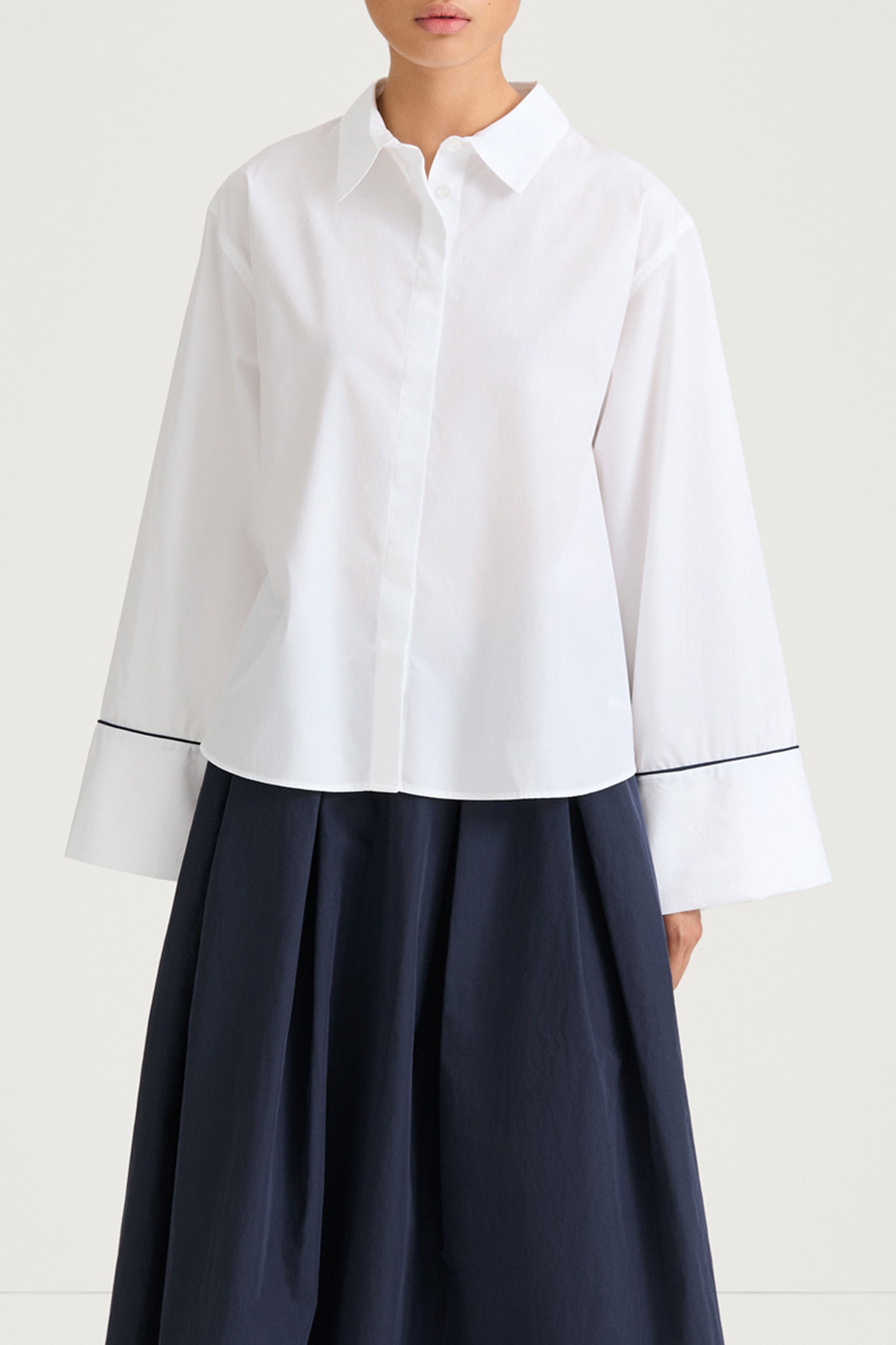 White wide sleeve shirt stylein jovanna front close up model image