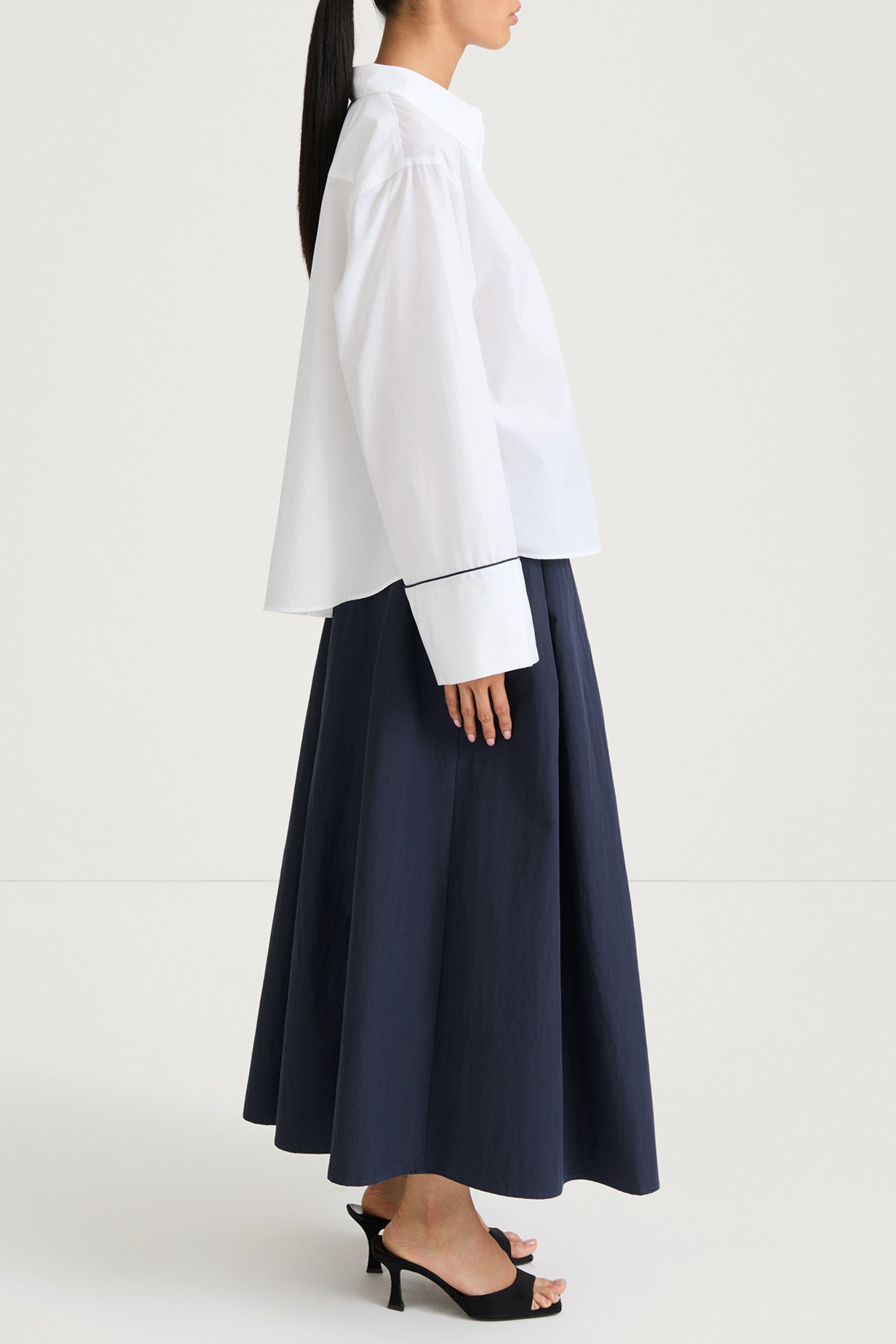 White wide sleeve shirt stylein jovanna side model image