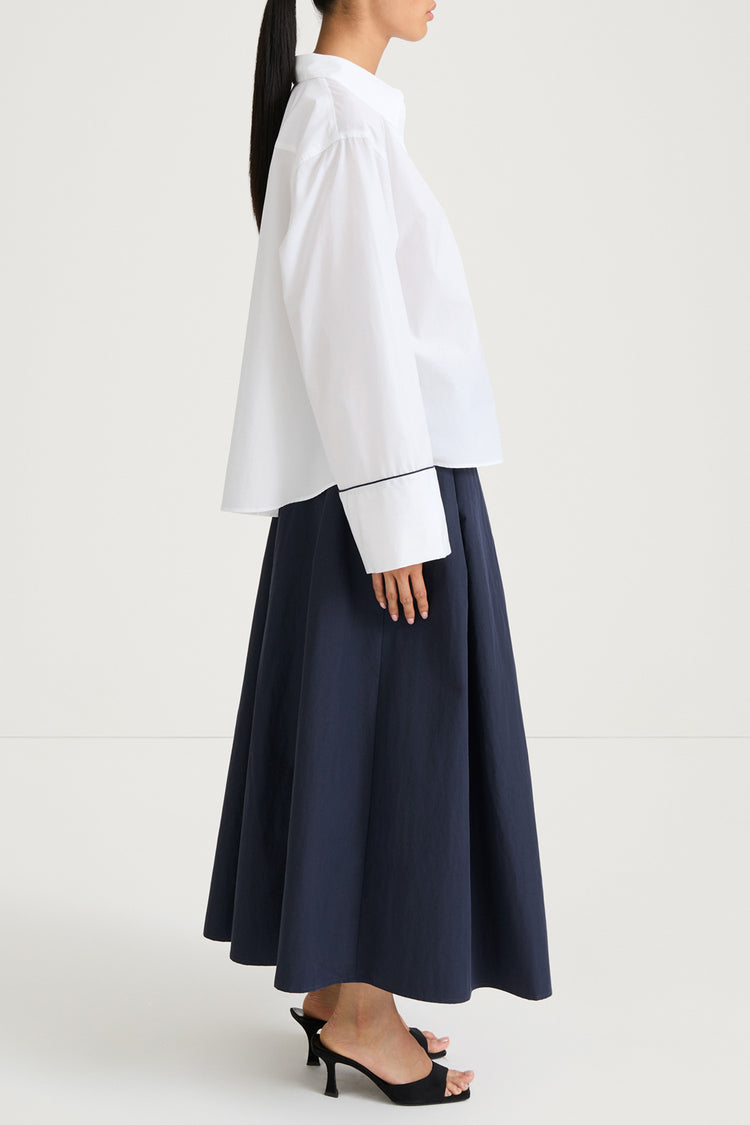 White wide sleeve shirt stylein jovanna side model image