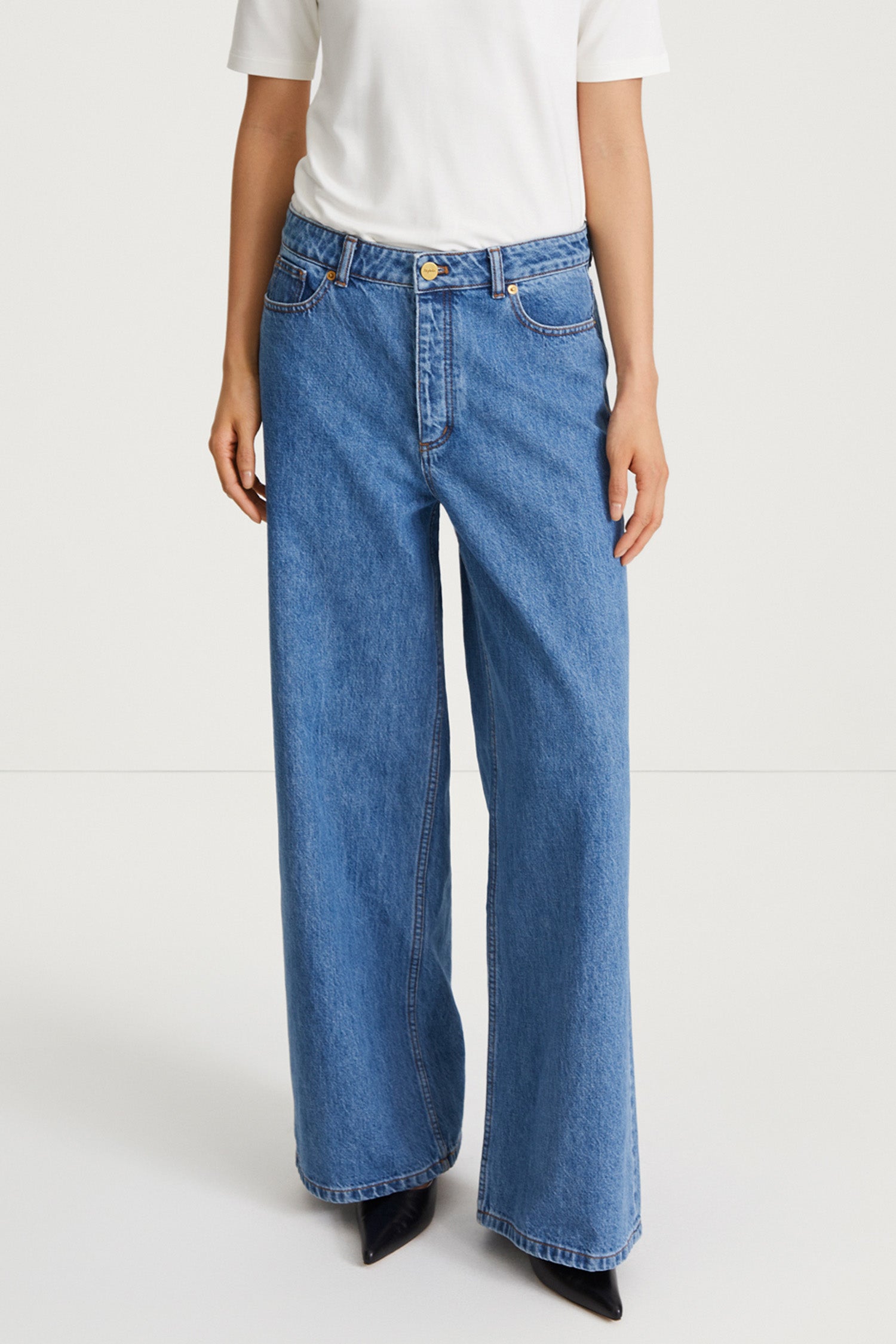 wide leg denim kayne stylein vintage blue close up
