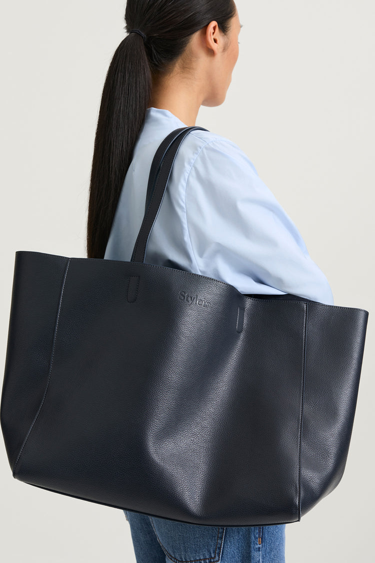 Yacht tote bag navy stylein model image 