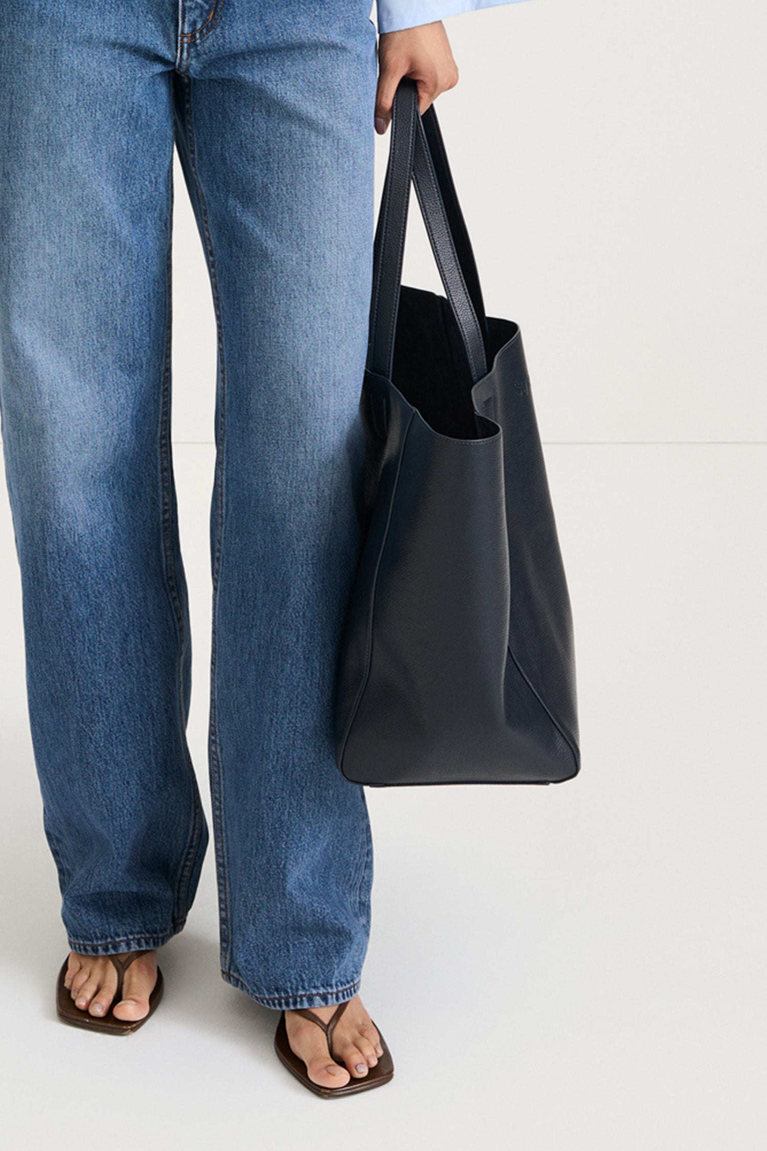 Yacht tote bag navy stylein front model image 