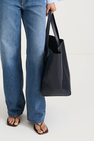 Yacht tote bag navy stylein front model image 