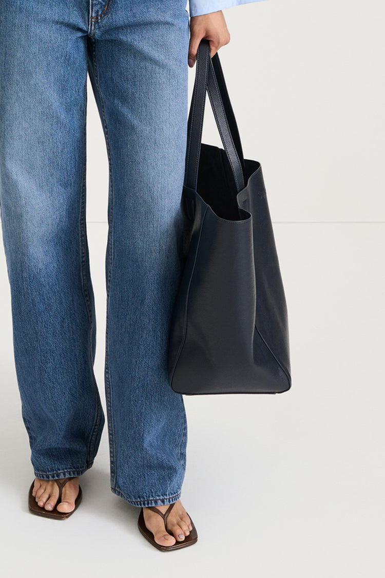 Yacht tote bag navy stylein front model image 