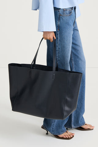 Yacht tote bag navy stylein model image