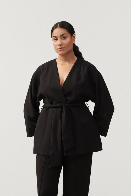 Balsas is a kimono jacket made from Stylein’s beautiful and easily maintained crepe quality. It has dropped shoulders, wide sleeves and an attached belt at the waist for the signature silhouette.