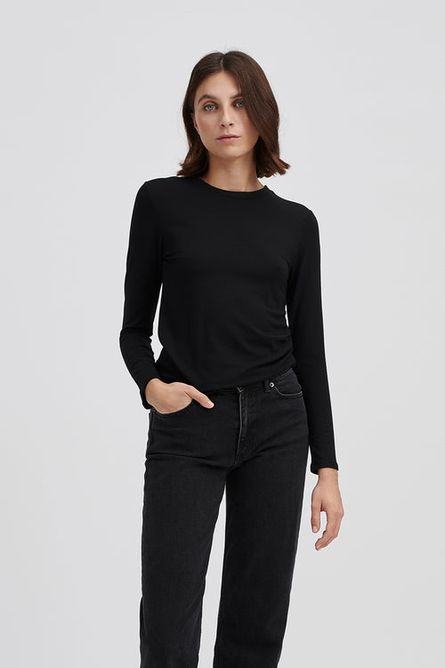 Canvey is our classic long-sleeved top with a rounded neckline. It is made from a soft beautiful viscose quality and one of our most appreciated jersey designs.