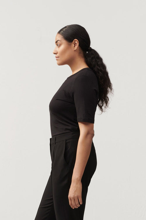 Chambers is our best seller basic jersey top with a classic rounded neckline and narrow sleeves, made from a beautiful soft viscose jersey quality.