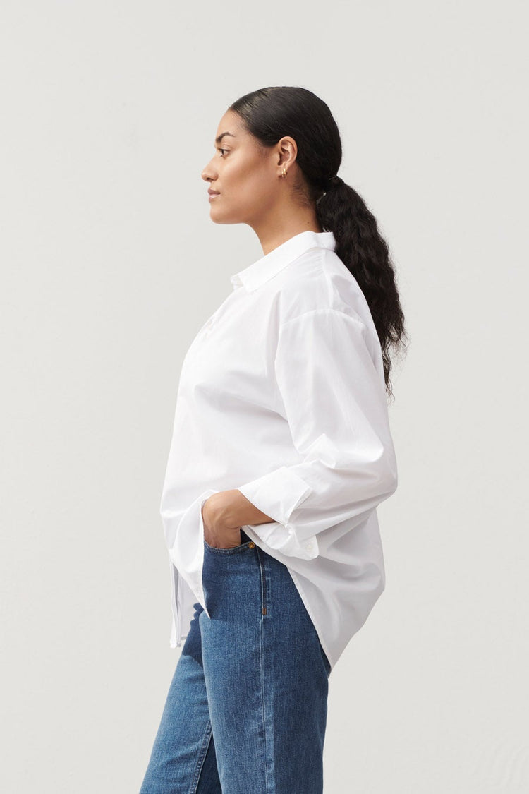 Jackie shirt is made from our softest organic cotton quality and has a modern boxy silhouette which is balanced with a classic shirt collar and cuffs.