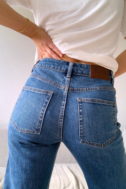 Kasey is a pair of classic straight fitted denim jeans with cropped length and mid-waist made in a more sustainable BCI cotton.