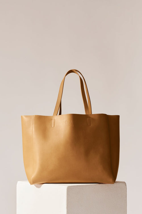 Yacht is a classic shopper cut from the most beautiful vegan leather.