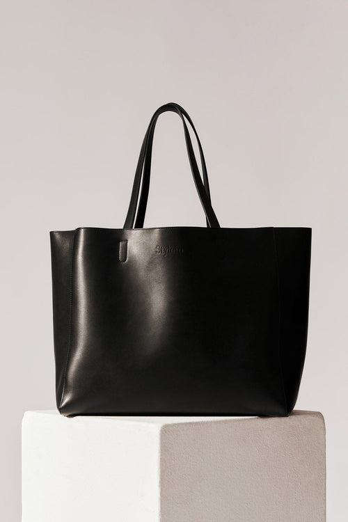 Yacht is a classic shopper cut from the most beautiful vegan leather.