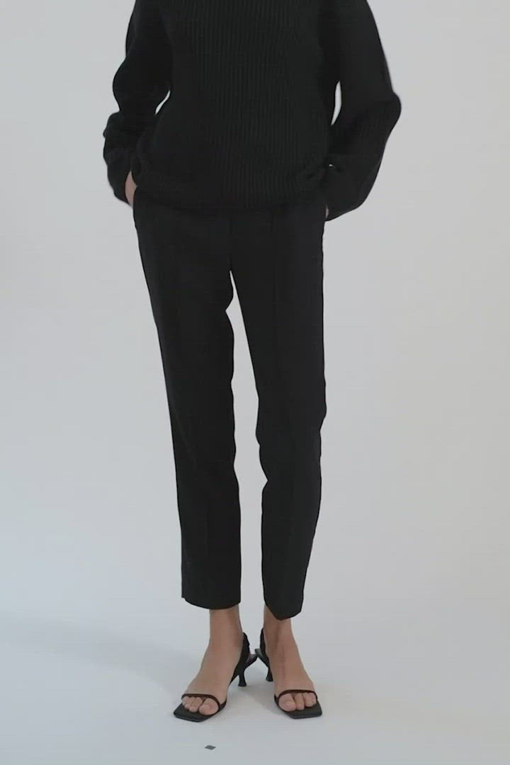 Ben is a pair of slim fitted trousers in ankle length with sewn creases and slanted side pockets.
