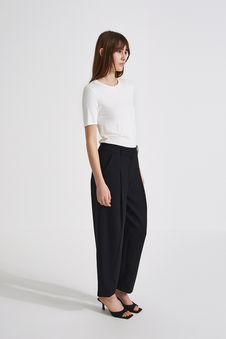 Berga trousers cropped slightly wide voluminous round shape black stylein side image