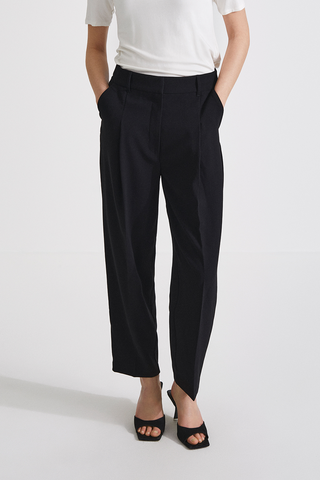 Berga trousers cropped slightly wide voluminous round shape black stylein front image