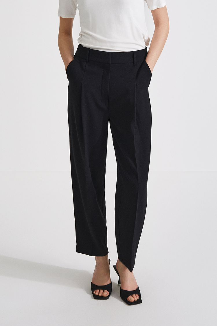 Berga trousers cropped slightly wide voluminous round shape black stylein front image